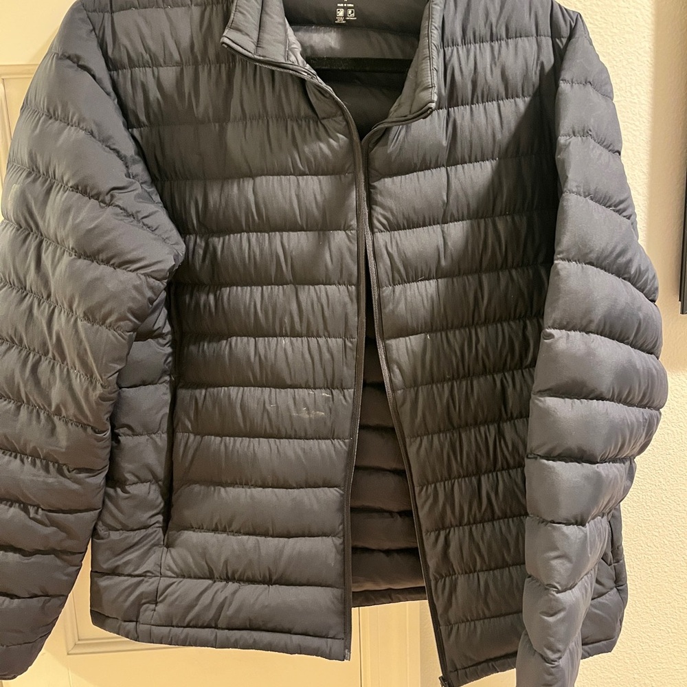 Black ultra-light puffer coat
Very good used condition
For men or women
Medium
